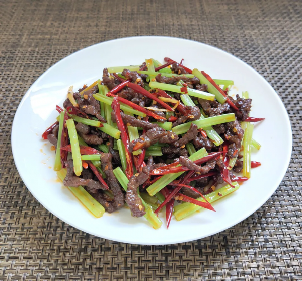 這幾道乾煸菜，焦香四溢，麻辣過癮，下酒又下飯