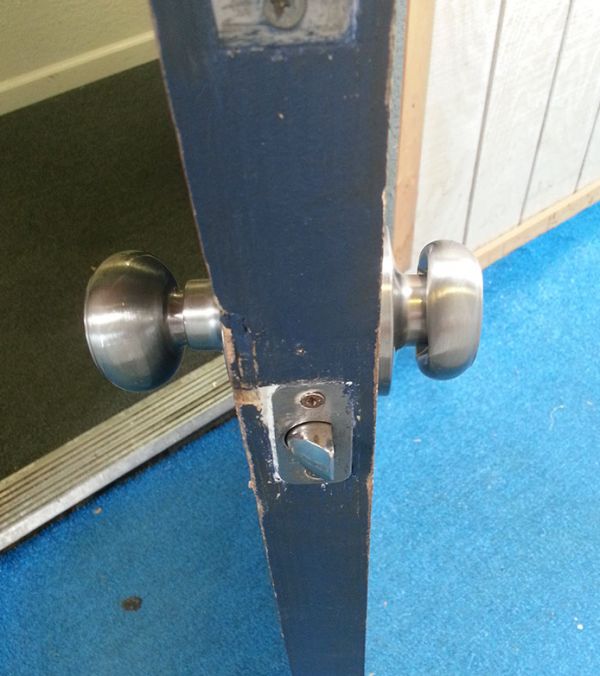 33張時間力量的照片，大自然吞噬廢棄的汽車，遊客在荒漠踩出階梯