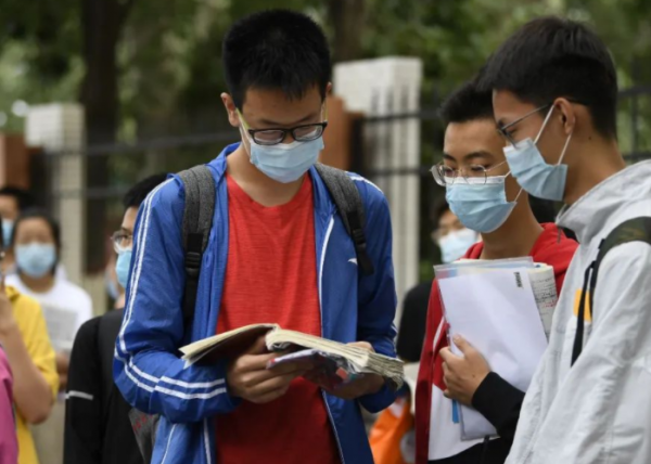 學生進入“變聲期”，家長如何做好準備，才能避免孩子變成公鴨嗓