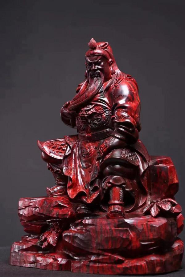 威風凜凜安然坐，義薄雲天關雲長！這木雕挺好