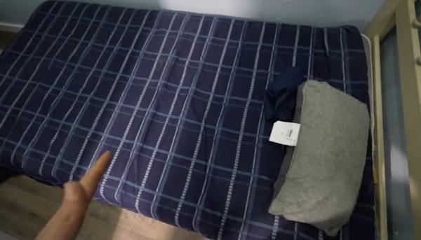 外國博主造了座房子之後灌滿水，就為體驗金魚在魚缸裡的生活