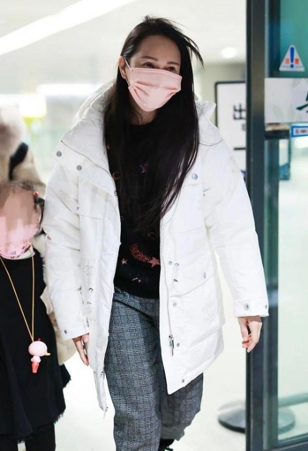 伊能靜罕帶女兒走機場，她一身臃腫只顧自己保暖，女兒穿得太清涼