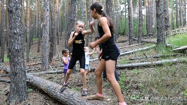5年過去，那個徒手打斷樺樹的女孩，已經可以手撕鐵門了