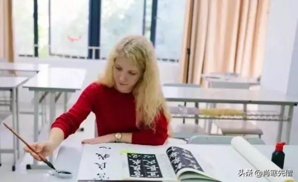 她是俄羅斯美女金嵐，苦練4年書法，卻被國內書法家嘲諷不是藝術