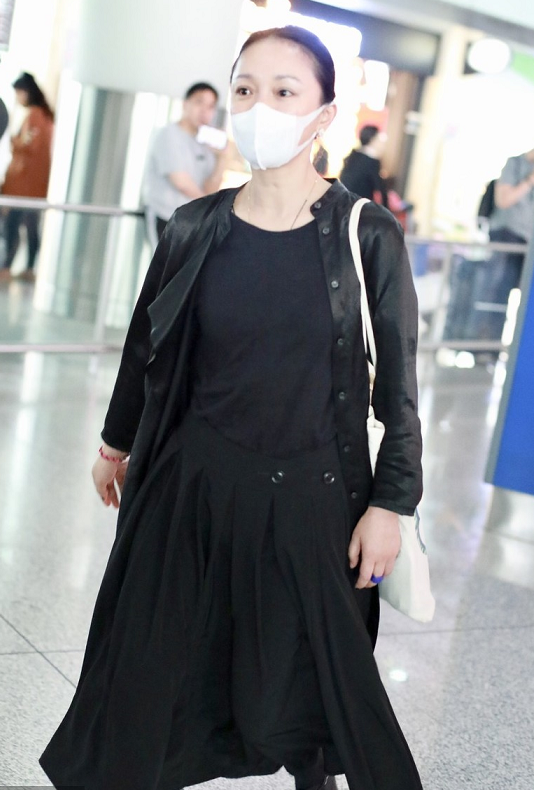 周迅隨便穿穿都有好氣質，一身黑色穿搭時髦高階，低調優雅
