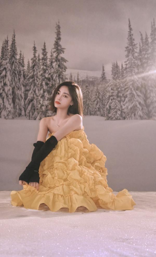 一抹明黃！許佳琪最新大片甜美可人