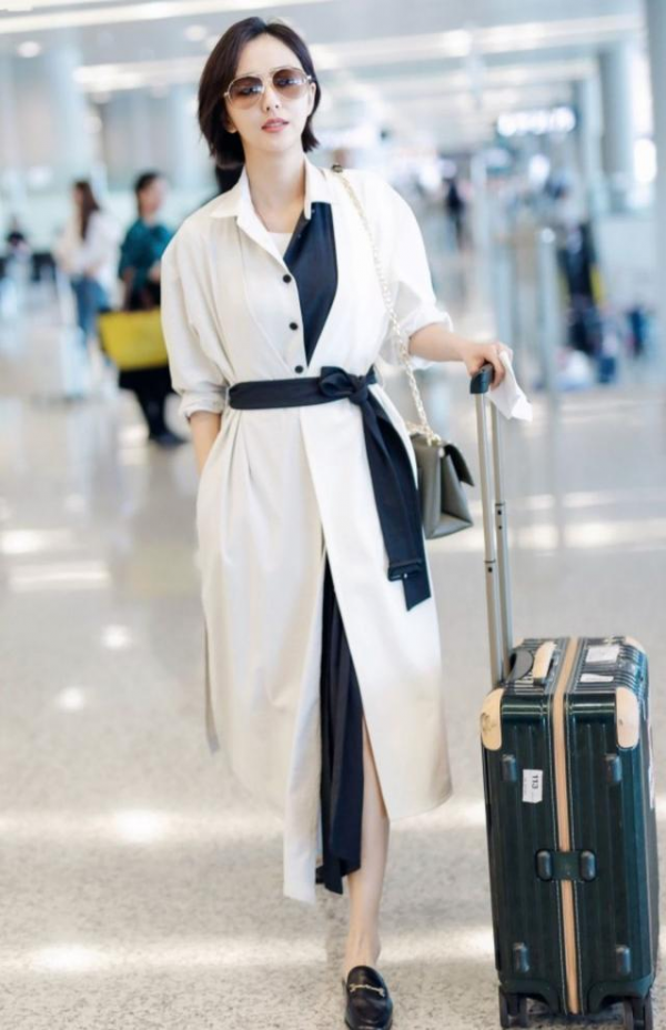 佟麗婭這回造型太美了，穿白色泡泡袖連衣裙氣場強大，美得驚豔