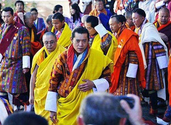 17歲不丹王子對7歲藏族女孩求婚，13年後兌現承諾結婚，婚後甜蜜