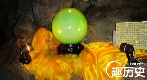 天平一端是手錶一端是拖鞋