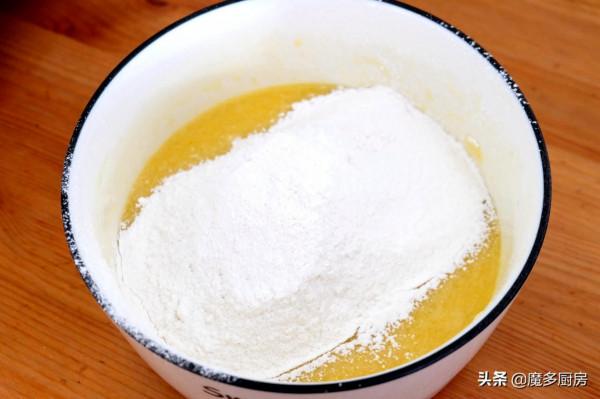 香蕉葡萄乾做成蛋糕更好吃，不用打蛋器，小朋友都能輕鬆做