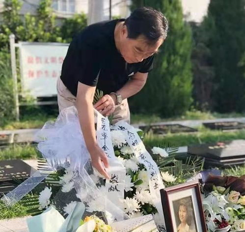 景寶玲：23歲犧牲，初戀在其墓前守候一生，弟弟為尋她奔波64年