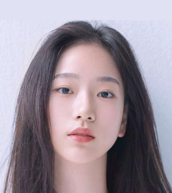 鞠婧禕終於&OpenCurlyDoubleQuote;卸妝&rdquo;了，這次的新臉又純又欲，比千金風更美更時尚