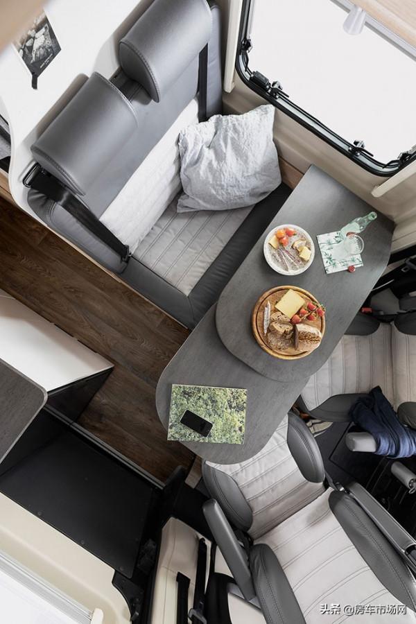 兩人使用進口菲亞特房車,旅居考驗動手能力,一個座位都可拼床 兩人使用進口菲亞特房車,旅居考驗動手能力,一個座位都可拼床