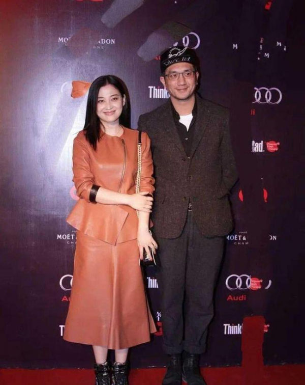 梅婷瘦身後太會穿了,黑色T恤配拼色牛仔褲走機場,簡約卻很高階 梅婷瘦身後太會穿了,黑色T恤配拼色牛仔褲走機場,簡約卻很高階