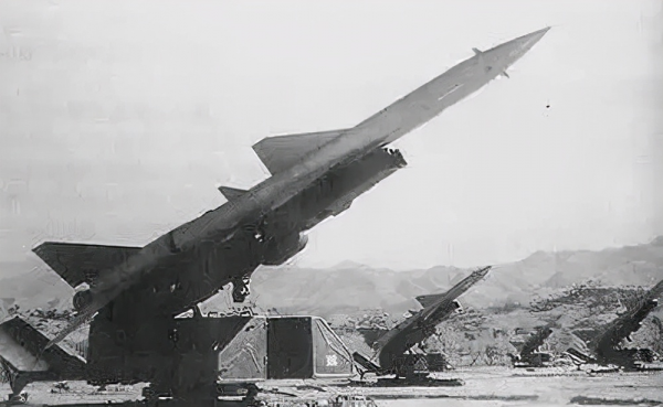 第一次試射導彈,發射後拐90度大彎墜毀,青年學生:蘇聯人的問題 第一次試射導彈,發射後拐90度大彎墜毀,青年學生:蘇聯人的問題