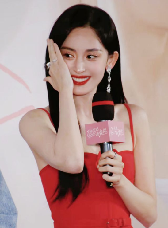被娜扎瘦到了！不僅腰細鎖骨也明顯，穿小紅裙美得明豔又嬌俏