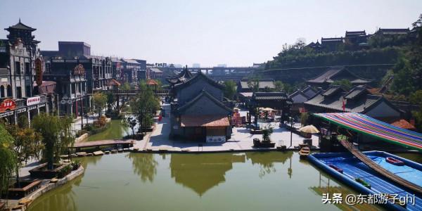 重陽節前推輪椅陪爸媽游龍鳳山古鎮 重陽節前推輪椅陪爸媽游龍鳳山古鎮