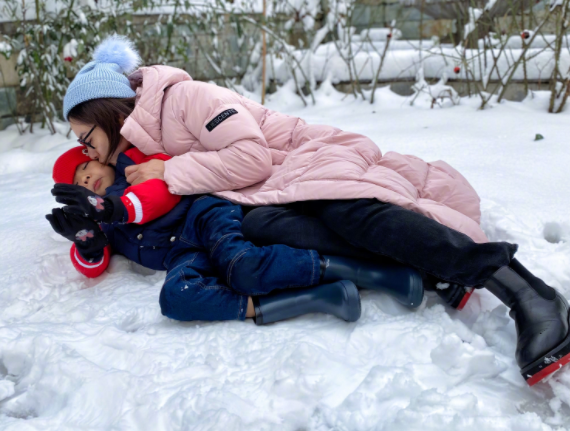 賈玲大雪中嗨玩好興奮!穿一件衣服不怕冷,對鏡頭嘟嘴親吻好可愛 賈玲大雪中嗨玩好興奮!穿一件衣服不怕冷,對鏡頭嘟嘴親吻好可愛