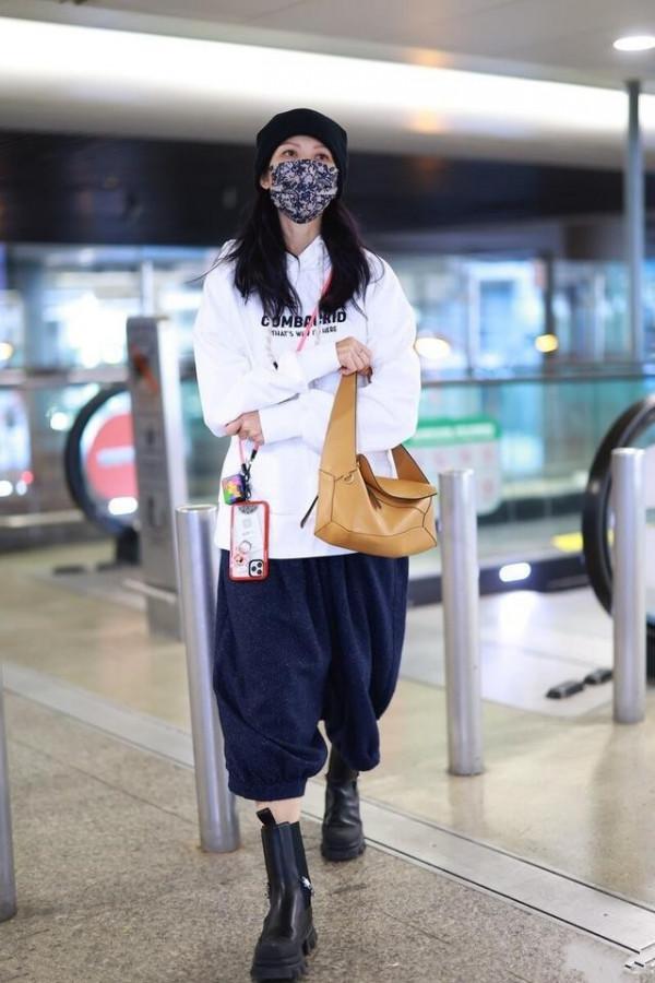 蔡少芬靠港風穿搭美出圈!衛衣配吊襠褲潮到飛起,哪像48歲仨娃媽 蔡少芬靠港風穿搭美出圈!衛衣配吊襠褲潮到飛起,哪像48歲仨娃媽