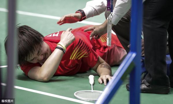 擊球姿勢不正確、對所用器材不當選擇,手臂關節處易受傷,要留意 擊球姿勢不正確、對所用器材不當選擇,手臂關節處易受傷,要留意