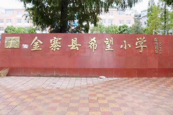 還記得她嗎，一張照片改變命運，時隔30年已從淋雨者變成撐傘人