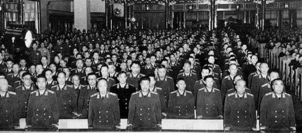 1955年授銜儀式，昆明軍區副司令員授中將，陳賡：我願送他一顆星