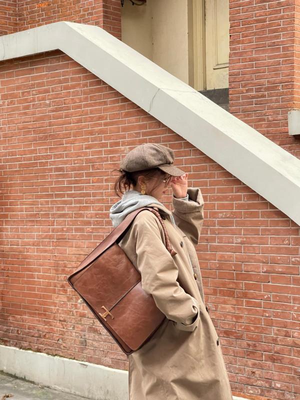 劉詩詩曬私服造型，大衣搭灰色長褲高階冷颯，頭戴報童帽摩登英倫