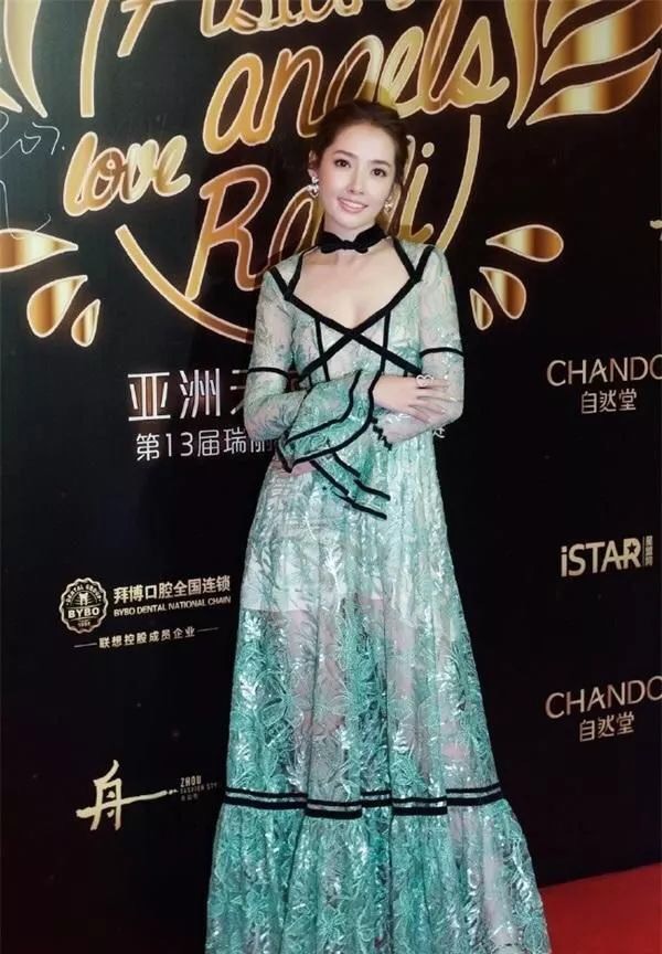 透視裙、漁網襪、花裙子，穿土味單品的女明星，照樣一個比一個美