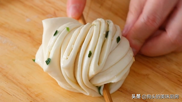 家常蔥油花捲，不用提前發酵，現做現吃，鬆軟又嚼勁，蔥香濃郁