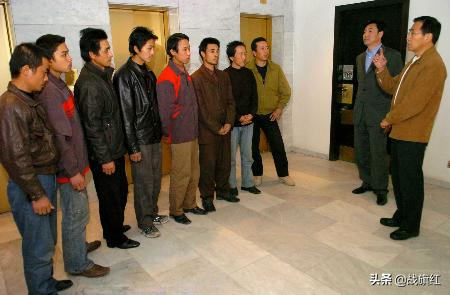 2005年駐伊大使，為救8名福建同胞，穿防彈衣帶4名武警冒險談判