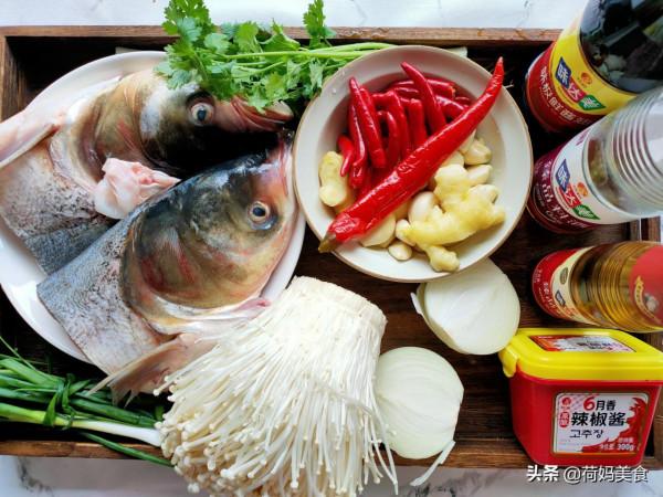 降溫了，在家秘製一鍋魚頭煲，鮮香入味又下飯，上桌夫妻倆搶著吃