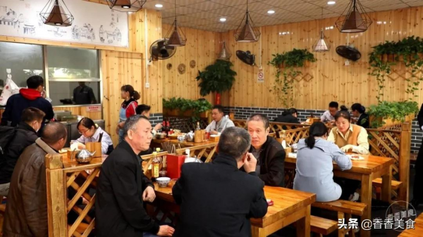 一碗麵要十種小料配，難怪有吃貨說吃起來巴適得很