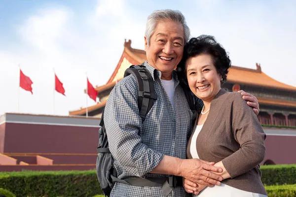 27歲王先生在城裡做住家保姆月入過萬，伺候70歲老太每天想辭職