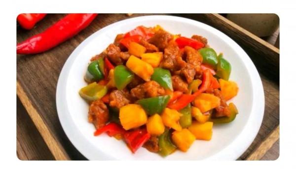 老外在中餐廳經常點的中國菜《菠蘿咕嚕肉》到底是怎麼做的呢？