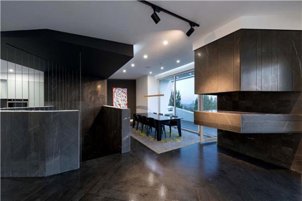 地基不夠,“身高”來湊 / 懸式住宅 地基不夠,“身高”來湊 / 懸式住宅