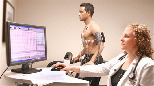 男子跑步時覺得咽喉憋悶，沒有引起重視，2周後發生心肌梗死