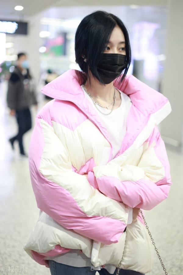 徐藝洋穿粉色拼色羽絨服搭配牛仔褲，腳踩白色運動鞋可愛青春