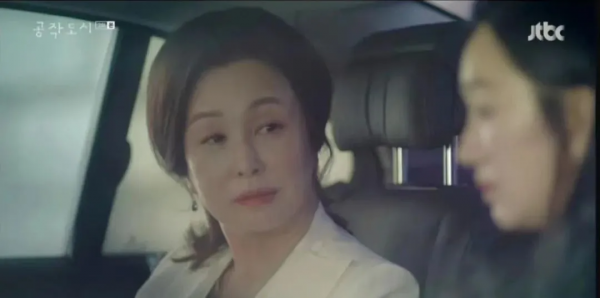 《孔雀都市》：生一胎獎一棟豪宅？豪門裡那些髒事都被她遇上了