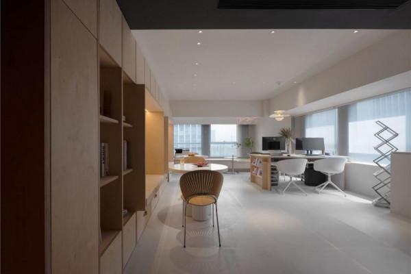 49平米的公寓改變成工作區，滿足功能需求，並引入光影效果