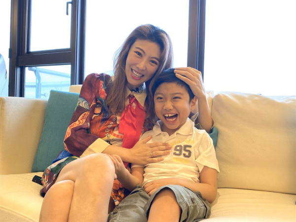 50歲女星腸爆裂送ICU！住院12天恢復意識，曾流產10次兒子患重病