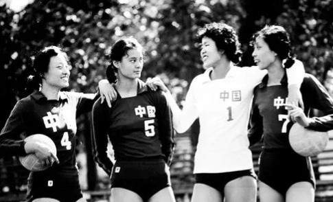 郎平：2段婚姻3段情，年過五旬遇真愛，被“平凡”丈夫寵成小女人