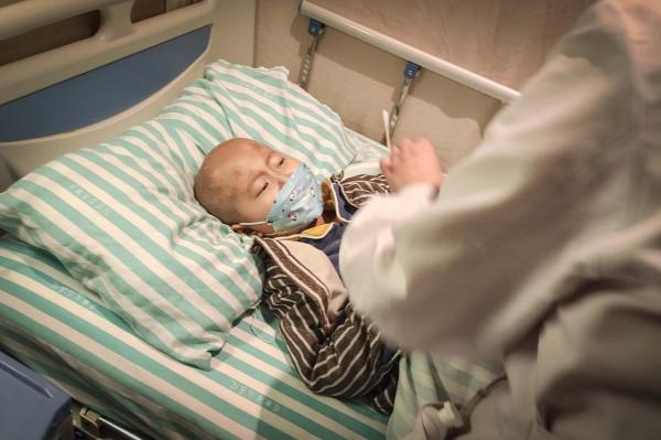 老父親患癌後放棄治療含淚去世，中年父親為救重症兒無助到絕望