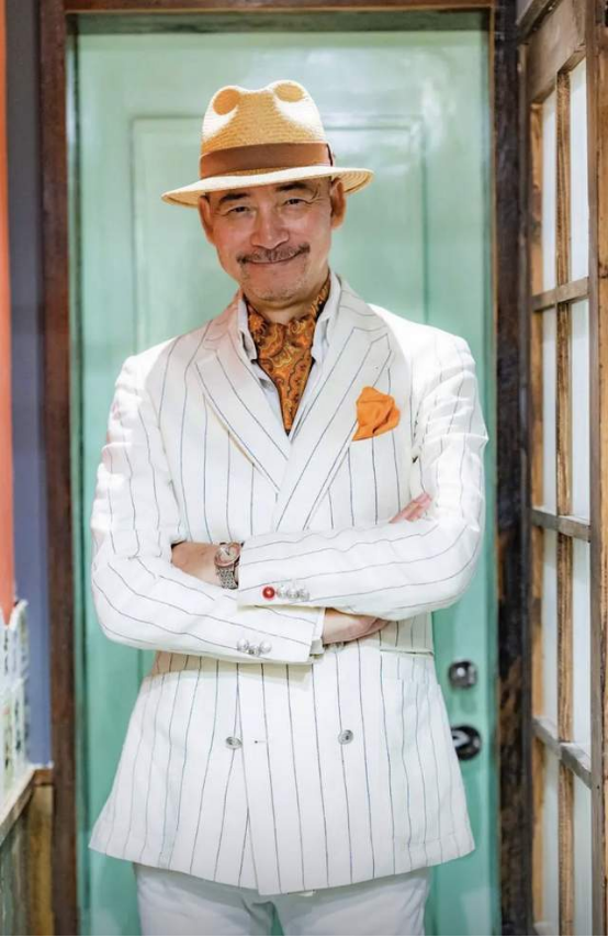 64歲老戲骨上海開出租車,被認出後親切問好,幫忙搬行李很親和 64歲老戲骨上海開出租車,被認出後親切問好,幫忙搬行李很親和