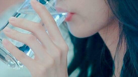 喝水時，一半熱水兌一半冷水，會對身體有危害嗎？越早知道越好