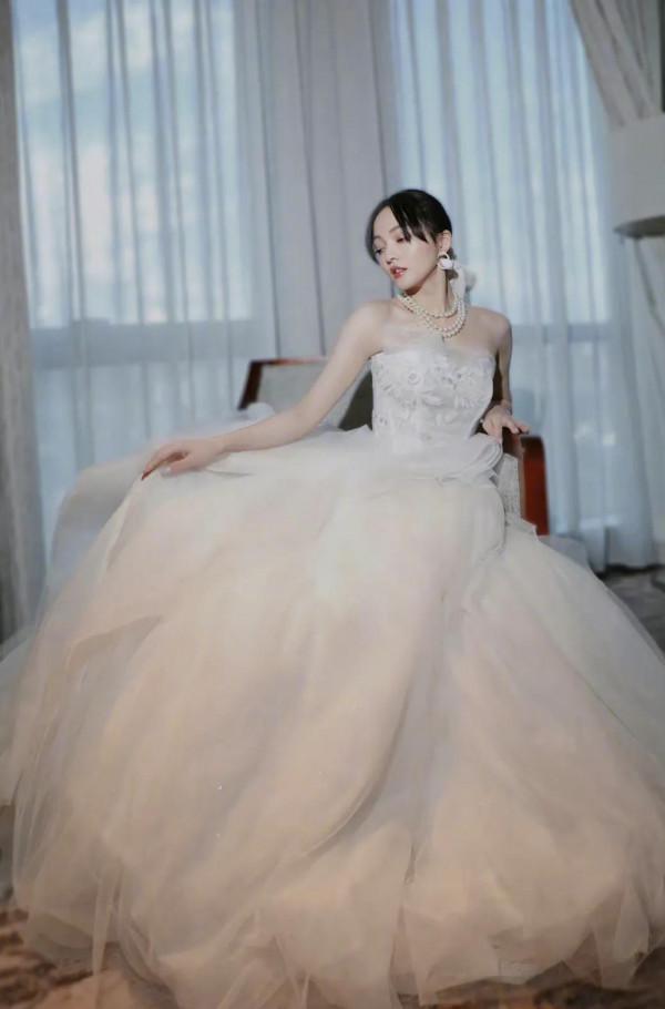 張韶涵如同皓月般皎潔的女神，清純甜美，可鹽可甜，楚楚動人