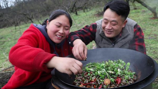 安徽農民夫妻，邊種田邊做飯，被罵作秀，卻年入100萬，憑啥？
