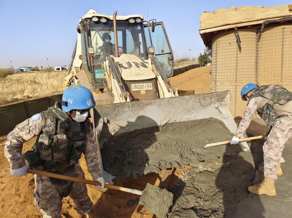 我赴馬裡維和工兵分隊為孟加拉國訊號連修建彈藥庫