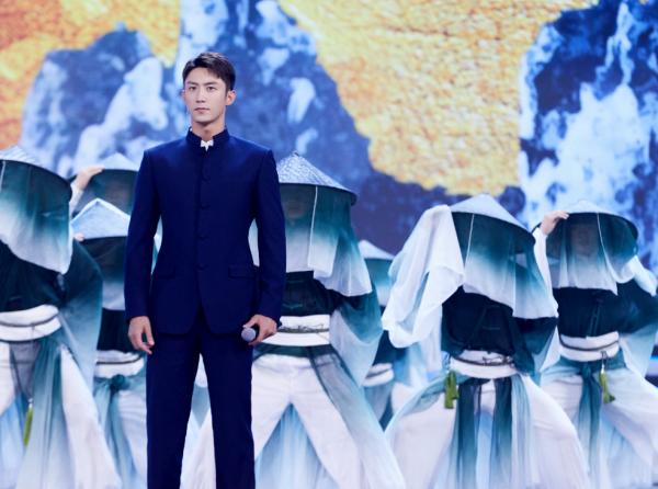 央視國慶晚會：胡歌一人分飾五角，李雪健一開唱中國式浪漫破防了