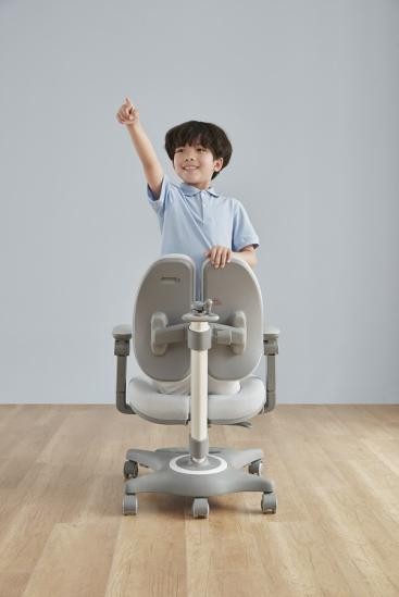 正確選擇兒童學習桌對孩子是有多重要 正確選擇兒童學習桌對孩子是有多重要