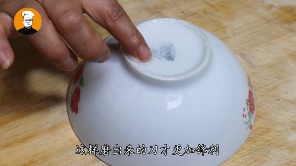 牙膏抹在菜刀上，簡單磨一磨，菜刀跟新的一樣快，方法太棒了